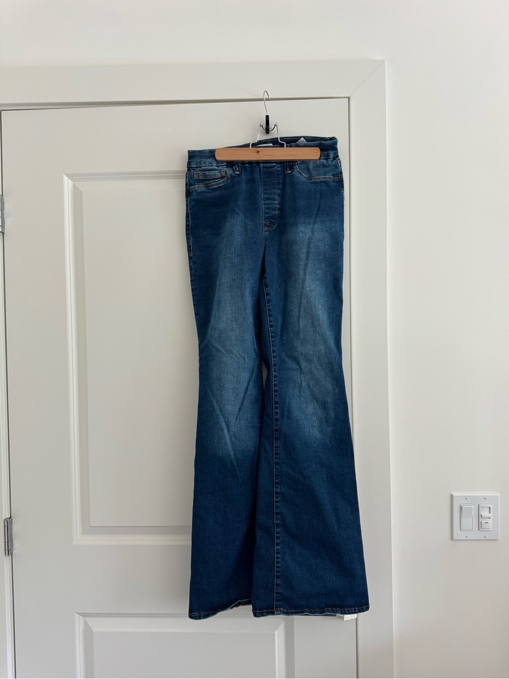 Good American Power Stretch Pull On Flared Jeans NWOT